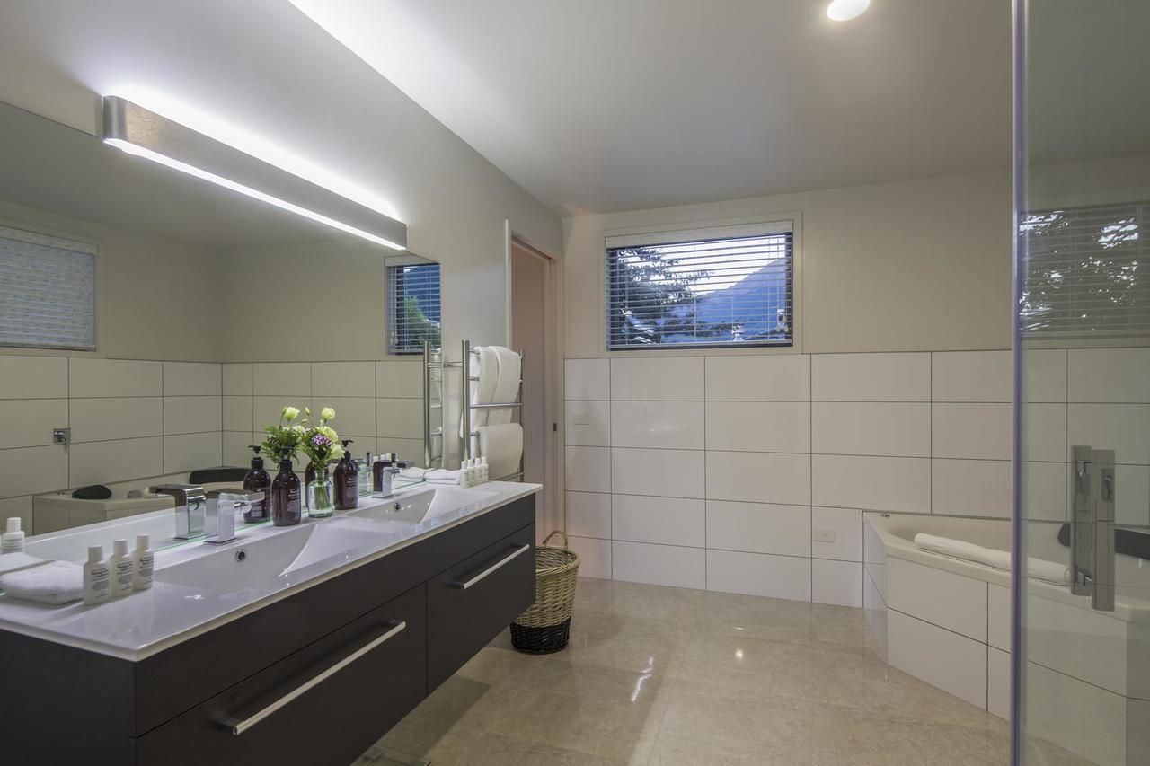 Lakefront Luxury By Amazing Accom Queenstown Extérieur photo